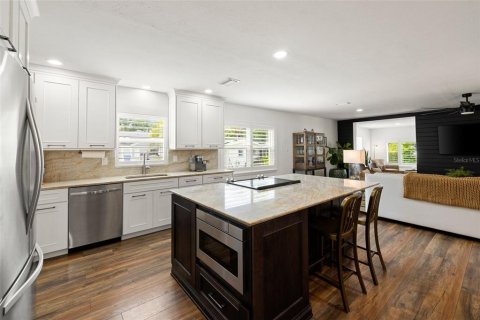 House in Odessa, Florida 4 bedrooms, 273.88 sq.m. № 2151456 - photo 2