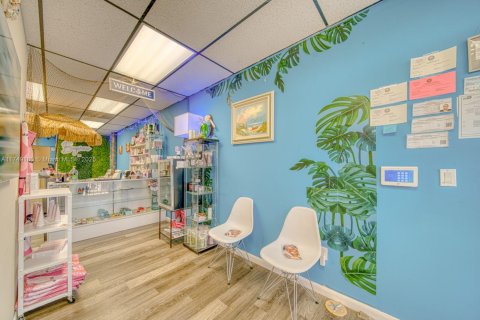 Commercial property in Sweetwater, Florida № 1979999 - photo 17