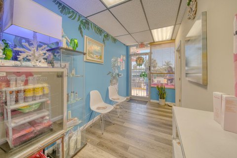 Commercial property in Sweetwater, Florida № 1979999 - photo 15