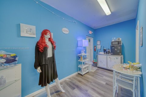 Commercial property in Sweetwater, Florida № 1979999 - photo 11