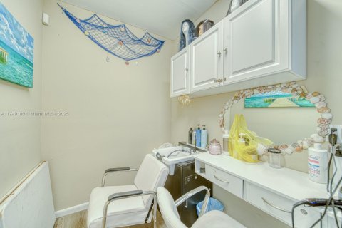 Commercial property in Sweetwater, Florida № 1979999 - photo 14