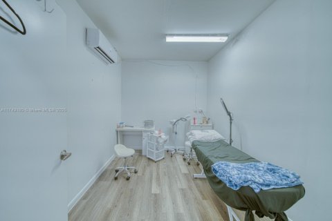 Commercial property in Sweetwater, Florida № 1979999 - photo 12