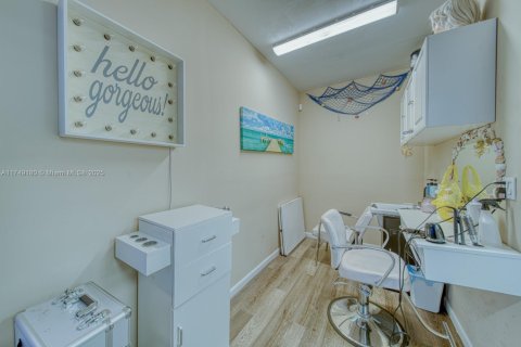 Commercial property in Sweetwater, Florida № 1979999 - photo 13