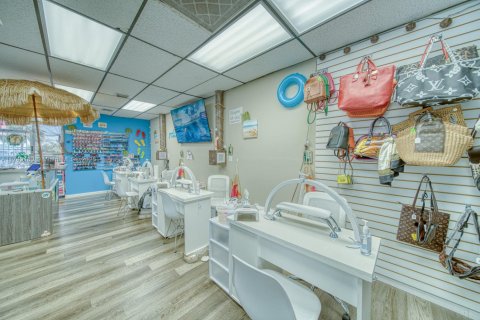 Commercial property in Sweetwater, Florida № 1979999 - photo 7