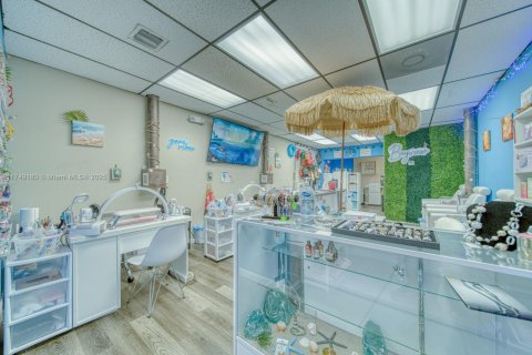 Commercial property in Sweetwater, Florida № 1979999 - photo 2