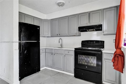 Apartamento en alquiler en Lauderhill, Florida, 2 dormitorios, 60.2 m2 № 1991082 - foto 2