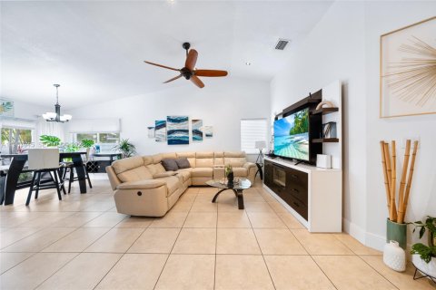 Casa en venta en Miami, Florida, 3 dormitorios, 134.99 m2 № 2029912 - foto 9