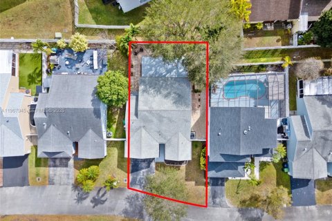 Casa en venta en Miami, Florida, 3 dormitorios, 134.99 m2 № 2029912 - foto 3