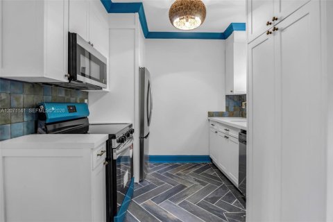 Villa ou maison à vendre à Miami Beach, Floride: 1 chambre, 60.85 m2 № 2303846 - photo 11