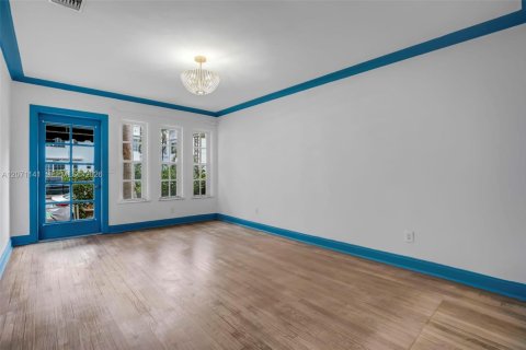 Villa ou maison à vendre à Miami Beach, Floride: 1 chambre, 60.85 m2 № 2303846 - photo 4