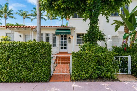 Villa ou maison à vendre à Miami Beach, Floride: 1 chambre, 60.85 m2 № 2303846 - photo 2