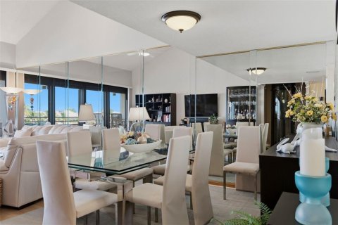 Condo in Gulfport, Florida, 2 bedrooms  № 2344943 - photo 15