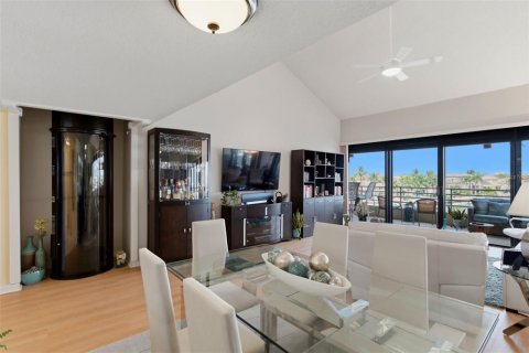Condo in Gulfport, Florida, 2 bedrooms  № 2344943 - photo 6