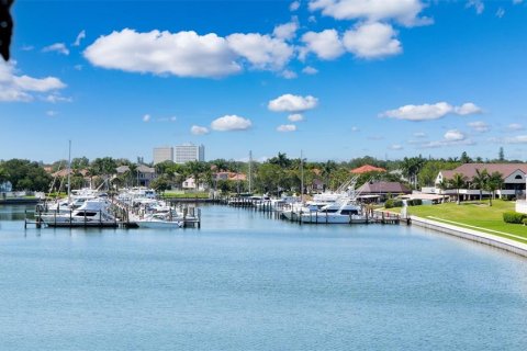 Condo in Gulfport, Florida, 2 bedrooms  № 2344943 - photo 4