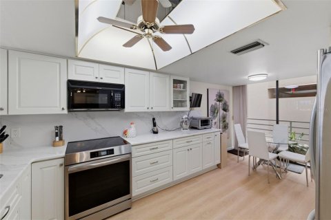 Condo in Gulfport, Florida, 2 bedrooms  № 2344943 - photo 8