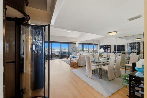 Condo in Gulfport, Florida, 2 bedrooms  № 2344943 - photo 7