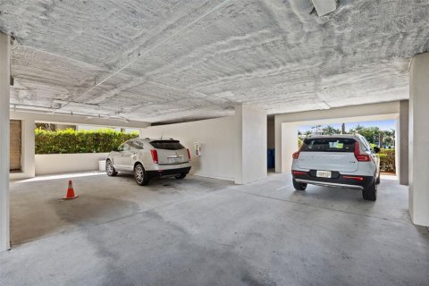 Condo in Gulfport, Florida, 2 bedrooms  № 2344943 - photo 3