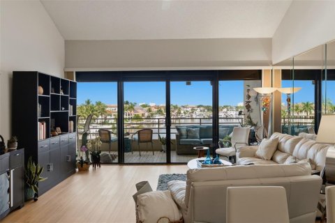 Condo in Gulfport, Florida, 2 bedrooms  № 2344943 - photo 13