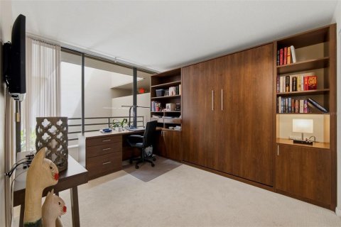 Condo in Gulfport, Florida, 2 bedrooms  № 2344943 - photo 22