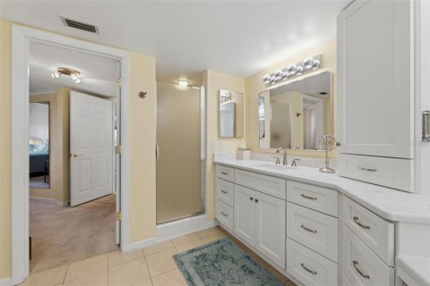 Condo in Gulfport, Florida, 2 bedrooms  № 2344943 - photo 18