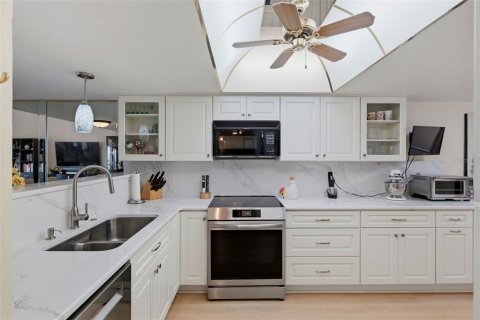 Condo in Gulfport, Florida, 2 bedrooms  № 2344943 - photo 10