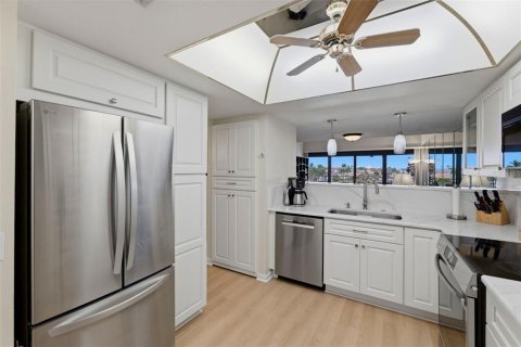 Condo in Gulfport, Florida, 2 bedrooms  № 2344943 - photo 12