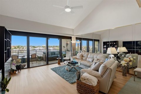 Condo in Gulfport, Florida, 2 bedrooms  № 2344943 - photo 9