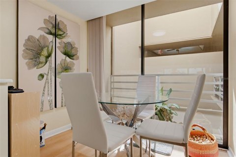 Condo in Gulfport, Florida, 2 bedrooms  № 2344943 - photo 11