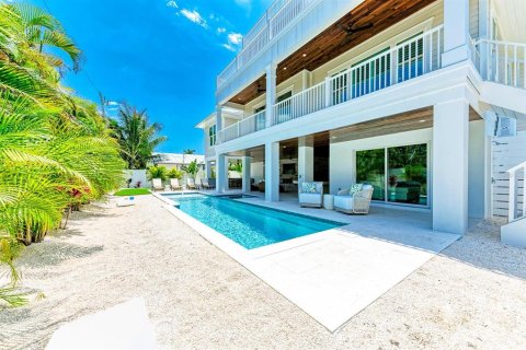 House in Holmes Beach, Florida 4 bedrooms, 248.51 sq.m. № 2108509 - photo 2