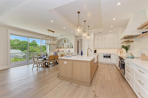 House in Holmes Beach, Florida 4 bedrooms, 248.51 sq.m. № 2108509 - photo 15