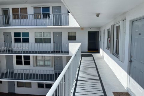 Condominio en Hollywood, Florida, 2 dormitorios  № 2031761