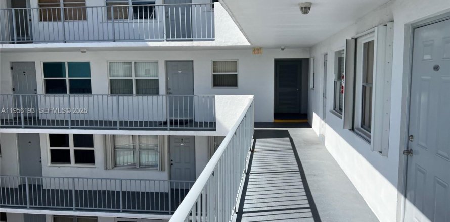 Condominio en Hollywood, Florida, 2 dormitorios  № 2031761