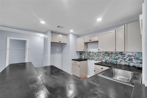 Casa en alquiler en Fort Lauderdale, Florida, 4 dormitorios, 139.17 m2 № 1921499 - foto 5