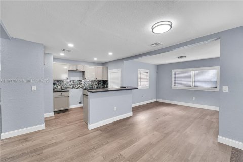 Casa en alquiler en Fort Lauderdale, Florida, 4 dormitorios, 139.17 m2 № 1921499 - foto 1
