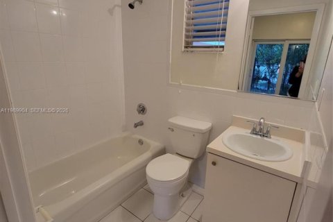 Condo in Miami, Florida, 2 bedrooms  № 2055315 - photo 4