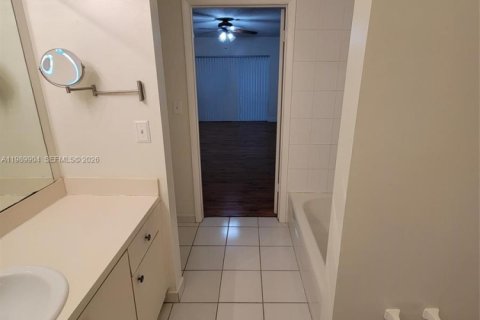 Condo in Miami, Florida, 2 bedrooms  № 2055315 - photo 9