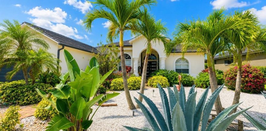 House in Osprey, Florida 4 bedrooms, 242.2 sq.m. № 2156433