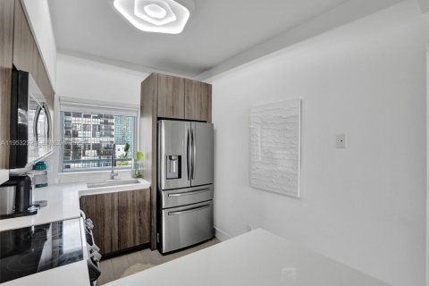 Condo in Miami, Florida, 2 bedrooms  № 2026109 - photo 5