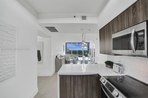 Condo in Miami, Florida, 2 bedrooms  № 2026109 - photo 6