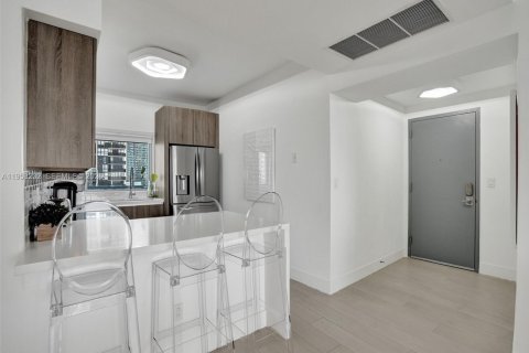 Condo in Miami, Florida, 2 bedrooms  № 2026109 - photo 7