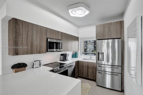 Condo in Miami, Florida, 2 bedrooms  № 2026109 - photo 3