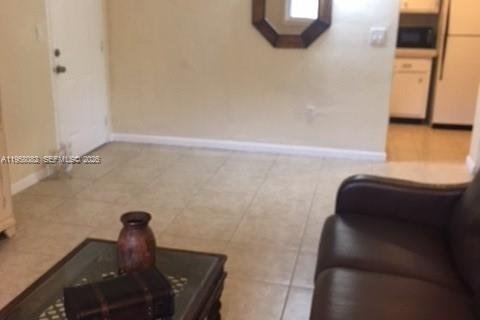 Condo in Miami, Florida, 1 bedroom  № 2052940 - photo 5