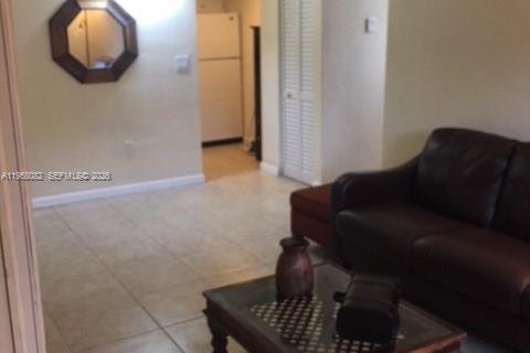 Condo in Miami, Florida, 1 bedroom  № 2052940 - photo 6