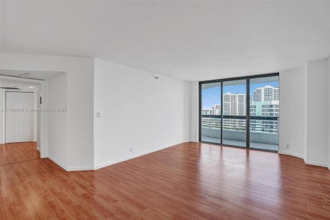 Condominio en alquiler en Aventura, Florida, 2 dormitorios, 109.72 m2 № 1730840 - foto 13