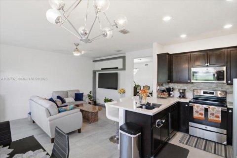 Adosado en venta en Hialeah, Florida, 5 dormitorios, 178.47 m2 № 1951420 - foto 15