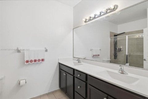 Adosado en venta en Hialeah, Florida, 5 dormitorios, 178.47 m2 № 1951420 - foto 24
