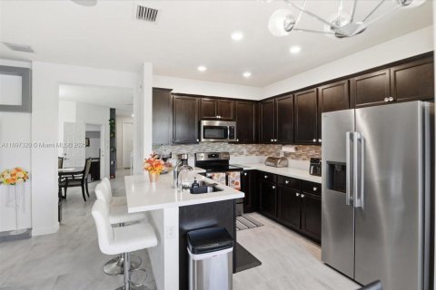 Adosado en venta en Hialeah, Florida, 5 dormitorios, 178.47 m2 № 1951420 - foto 13