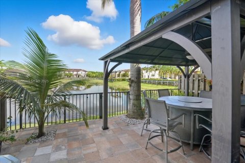 Adosado en venta en Hialeah, Florida, 5 dormitorios, 178.47 m2 № 1951420 - foto 1