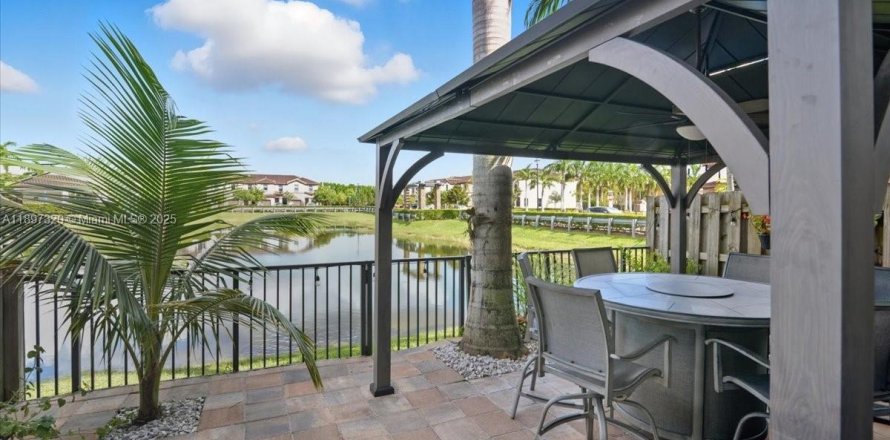 Adosado en Hialeah, Florida 5 dormitorios, 178.47 m2 № 1951420