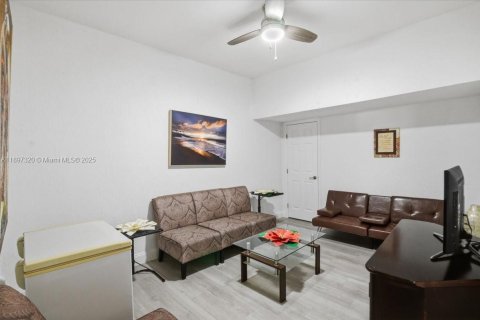 Adosado en venta en Hialeah, Florida, 5 dormitorios, 178.47 m2 № 1951420 - foto 10